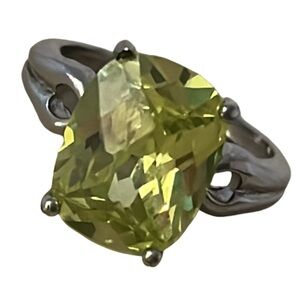 Elegant Rhodium Plated Silver Apple Martini Green Gemstone Diamond Ring